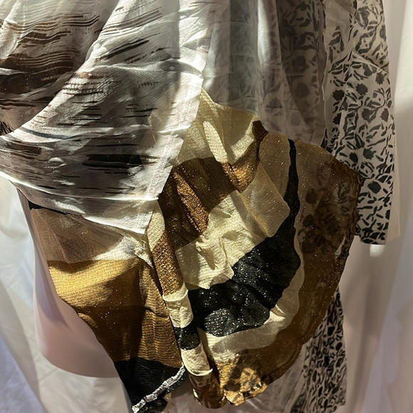 Small cardigan with bleeding hearts swords and cardinals in print nwt - Picture 6 of 11